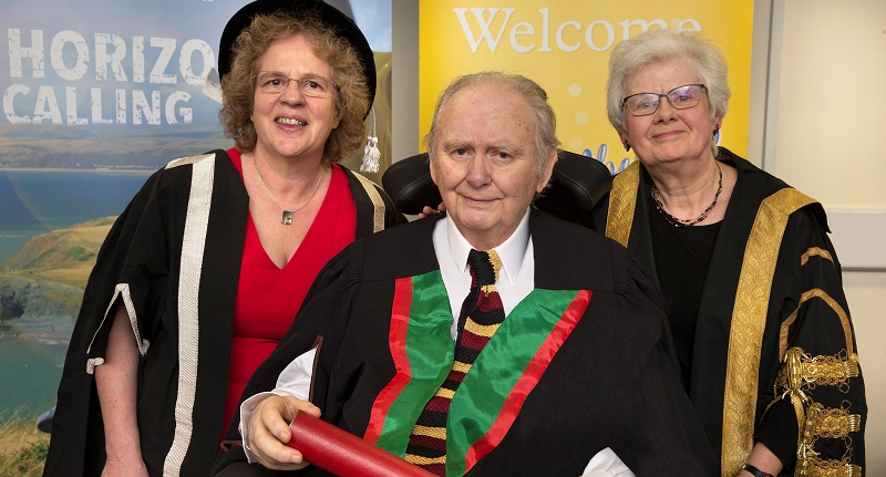 Yr Athro Meic Stephens, Cymrawd er Anrhydedd Prifysgol Aberystwyth, gyda’r Is-Ganghellor, yr Athro Elizabeth Treasure (chwith), a’r Dirprwy Ganghellor Gwerfyl Pierce Jones.