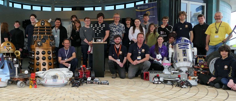 Aelodau Clwb Roboteg Aberystwyth yn Labordy’r Traeth 2017