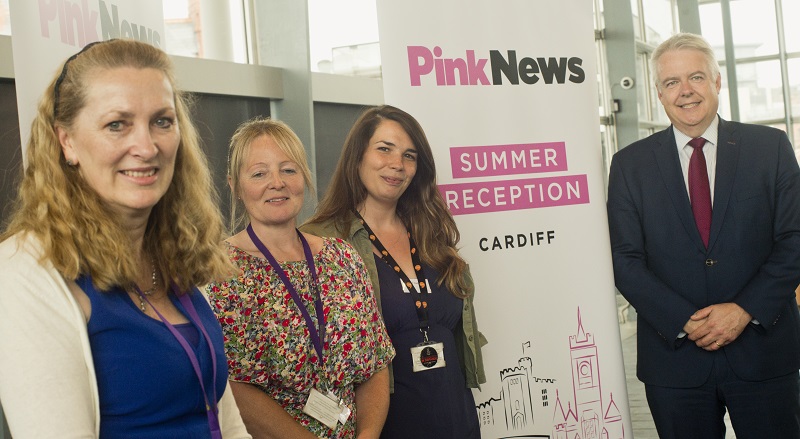 Heather Hinkin, Sam Morrison a Ruth Fowler Adran Adnoddau Dynol Prifysgol Aberystwyth yn y digwyddiad PinkNews yn y Senedd gyda’r siaradwr gwadd am y noson Prif Weinidog Cymru Carwyn Jones AC, sydd hefyd yn gynfyfyriwr o Adran y Gyfraith y Brifysgol.