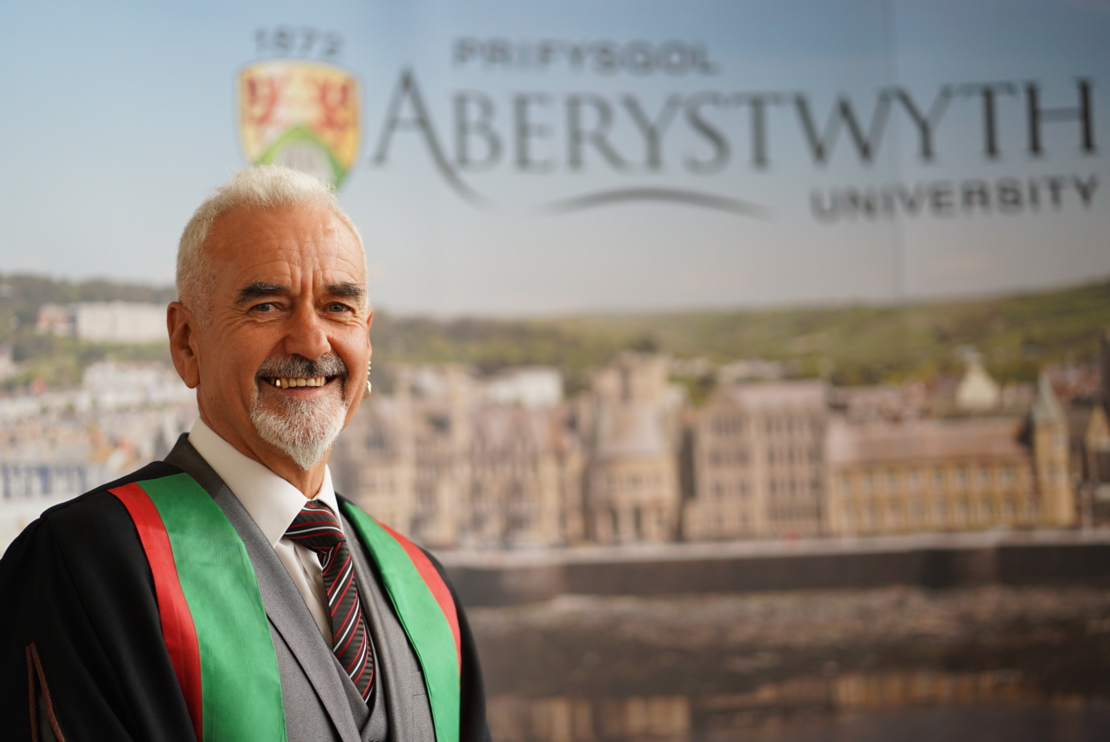 Am ei waith dyngarol a llwyr anhunanol, cyflwynwyd Gradd Baglor er Anrhydedd yn y Gwyddorau i Eric Harries gan Brifysgol Aberystwyth yng Ngraddio 2018.