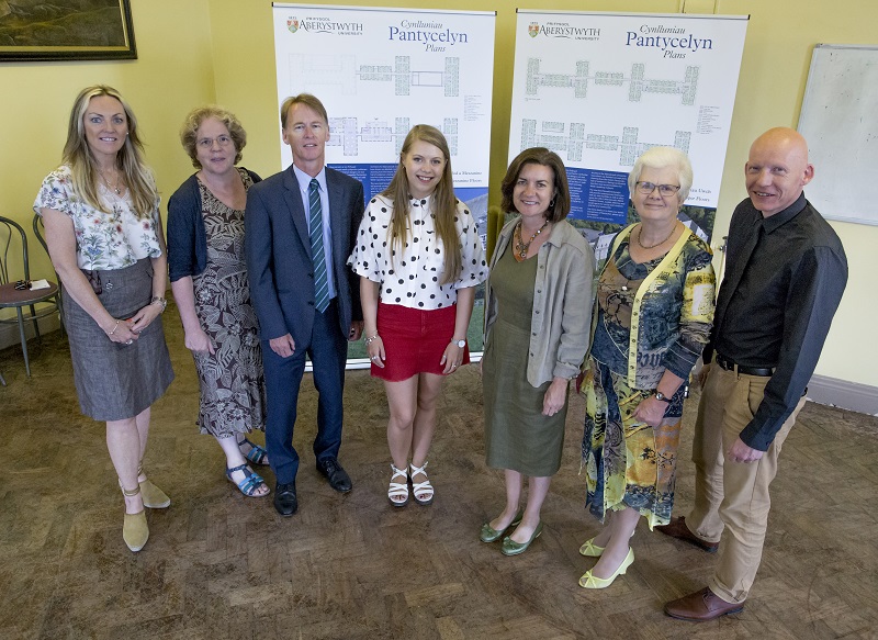 Chwith i’r Dde: Andrea Pennock, Cyfarwyddwr Datblygu Ystadau; yr Athro Elizabeth Treasure, Is-Ganghellor Prifysgol Aberystwyth; Dr Emyr Roberts, Cadeirydd y Cyngor Prifysgol Aberystwyth; Anna Wyn Jones, Llywydd UMCA; Eluned Morgan AC; Gwerfyl Pierce Jones, Cadeirydd Bwrdd Prosiect Pantycelyn a Dirprwy Gadeirydd Cyngor y Brifysgol a Dr Rhodri Llwyd Morgan, Dirprwy Is-Ganghellor Prifysgol Aberystwyth.