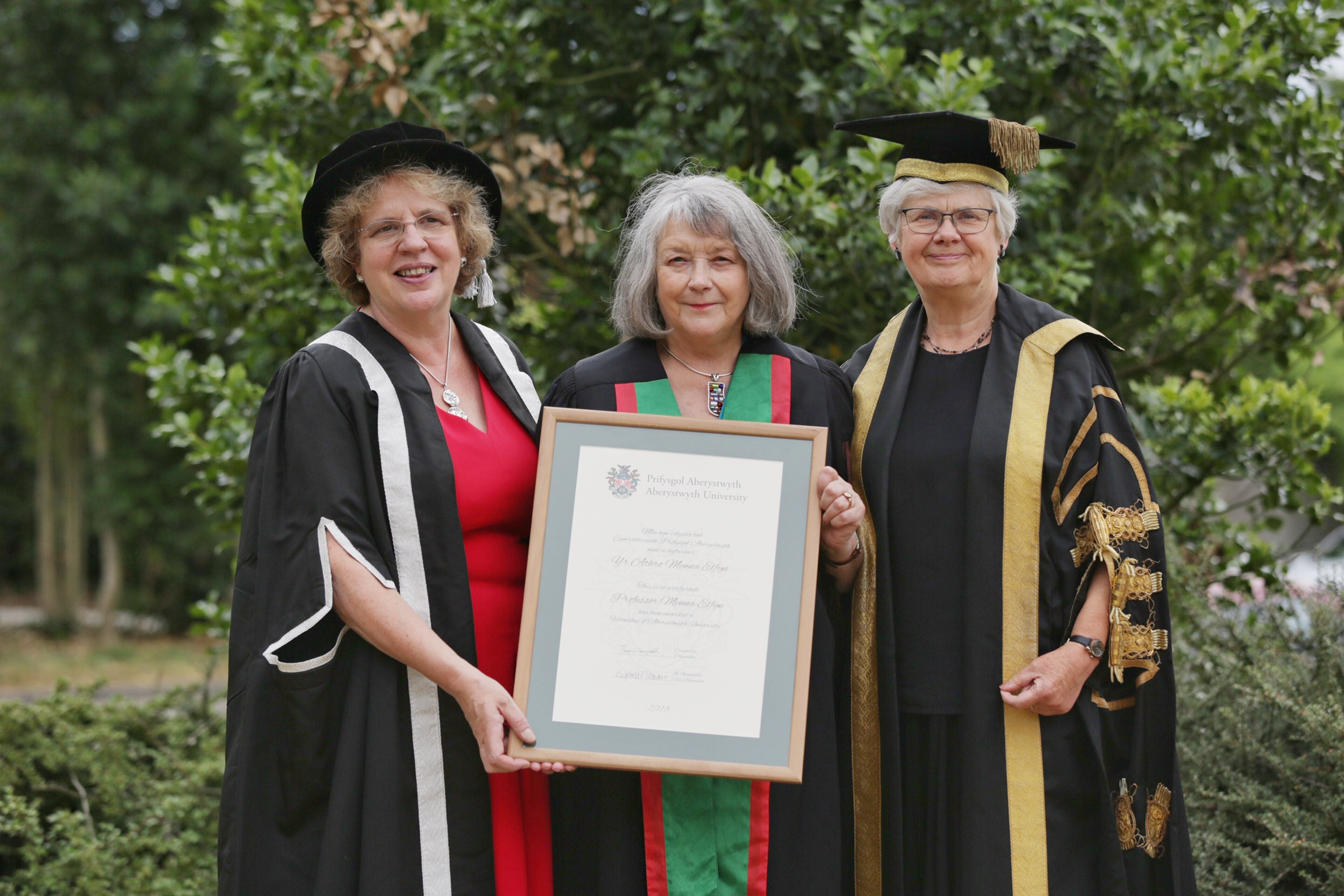 Chwith i’r Dde:  Yr Athro Elizabeth Treasure, Is-Ganghellor Prifysgol Aberystwyth; Professor Menna Elfyn, Cymrawd er Anrhydedd Prifysgol Aberystwyth; Miss Gwerfyl Pierce Jones, Dirprwy Ganghellor Prifysgol Aberystwyth