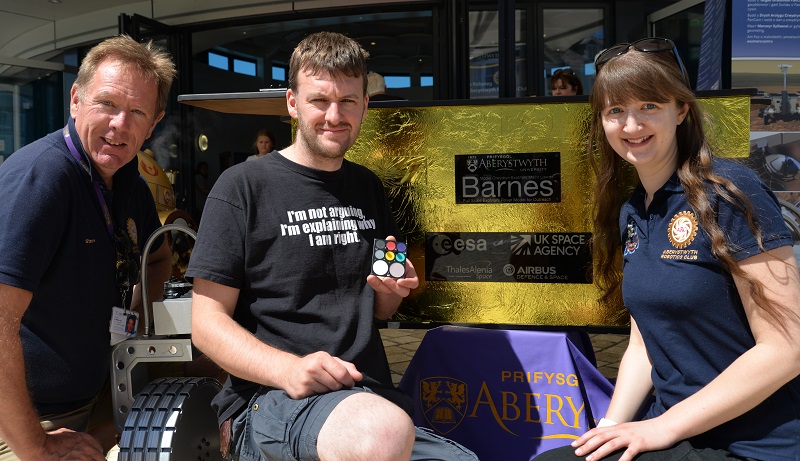 Chwith i’r dde: Stephen Fearn a Dr Matt Gunn a fu’n gyfrifol am adeiladu Crwydryn ExoMars Barnes, a Dr Helen. Yn ei law mae Dr Matt Gunn yn dal palet lliw’r daith a ddatblygwyd gan y diweddar Athro Dave Barnes.