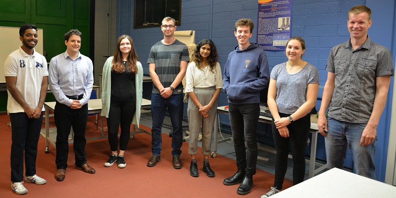 Myfyrwyr meddygaeth o Brifysgol Caerdydd a Dr Maro Arkesteijn (dde), darilthydd mewn Biomecaneg Chwaraeon ac Ymarfer Corff yn Athrofa’r Gwyddorau Biolegol, Amgylcheddol a Gwledig, yn ystod ymweliad ag adnoddau ymchwil chwaraeon a meddygol y Brifysgol.