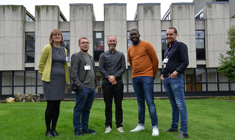 Chwith i’r Dde: Rheolwr Grŵp E-ddysgu Prifysgol Aberystwyth Kate Wright, Oliver Wood, Athro Jonathan Shaw a Thamu Dube o’r Distuptive Media Learning Lab, Prifysgol Coventry, a Dr James Woolley, Arweinydd Thema, Gwella & Ymgysylltu E-ddysgu Prifysgol Aberystwyth a threfnydd y gynhadledd dysgu ac addysgu.