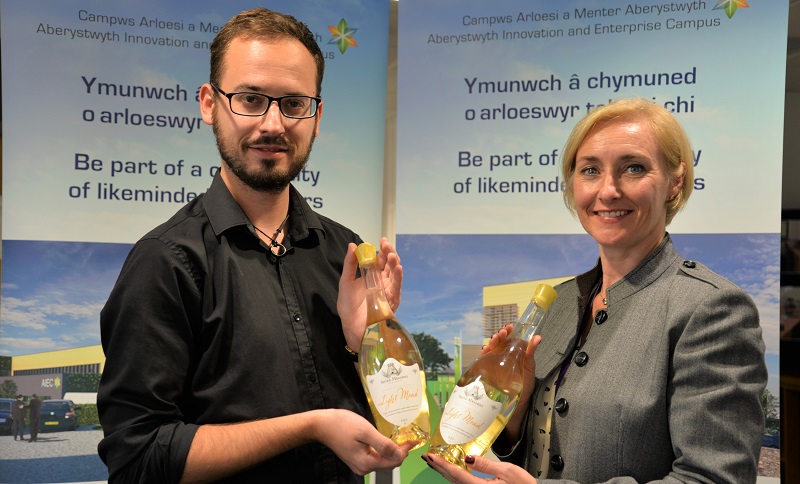 Benjamin Guscott, un o sefydlwyr Shire Meadery, a Dr Rhian Hayward, Prif Weithredwr Campws Arloesi a Menter Aberystwyth.