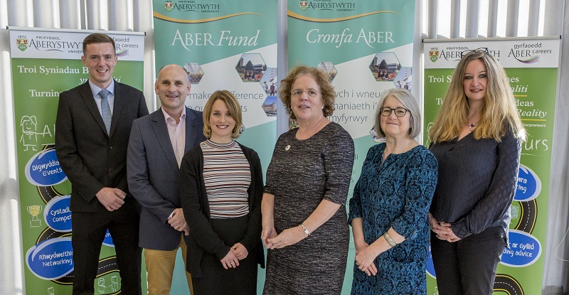 Lansio InvEnterPrize 2019 (chwith i’r dde): Ben Jones, Rheolwr Marchnata a Phartneriaethau Campws Arloesi a Menter Aberystwyth; Tony Orme, Ymgynghorydd Gyrfaoedd Prifysgol Aberystwyth; Hayley Goddard, Swyddog Rhoddion Unigol y Brifysgol; Yr Athro Elizabeth Treasure, Is-Ganghellor Prifysgol Aberystwyth; Caryl Davies, Pennaeth Gwasanaethau Cefnogi Myfyrwyr a Gyrfaoedd a Lorri Browning o Llywodraeth Cymru.