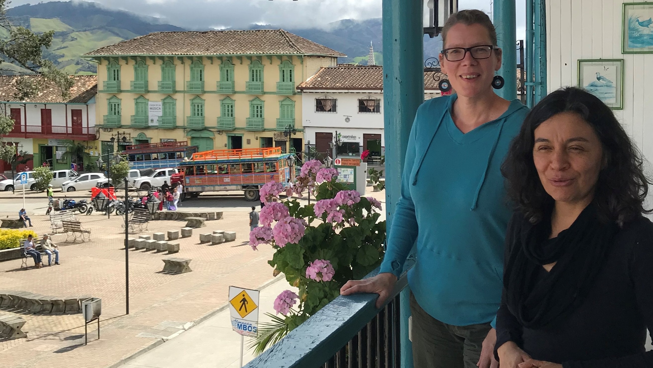 Fe gynhaliodd Berit Bliesemann de Guevara o Brifysgol Aberystwyth (chwith) a Dr Beatriz Arias o Brifysgol Antioquia eu cyfarfod ymchwil cyntaf ar y cyd yn Medellin, Colombia, ym mis Tachwedd 2018.