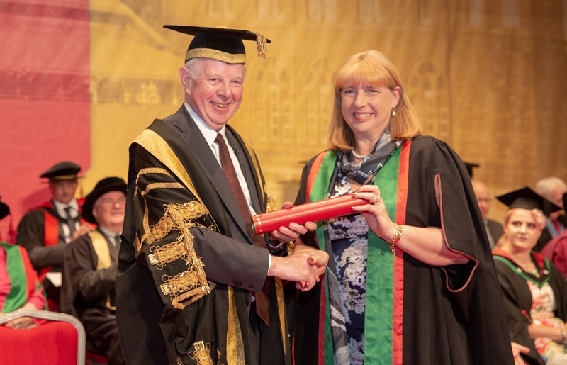 Canghellor Prifysgol Aberystwyth, yr Arglwydd Thomas o Gwmgïedd, yn cyflwyno’r Athro Ann Sumner yn Gymrawd yn ystod Graddio 2018.