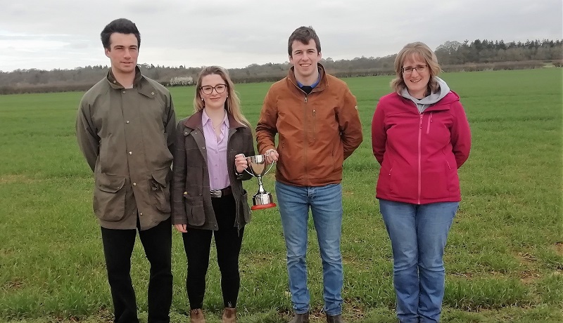 Tim buddugol Cwpan Agronomeg NIAB 2019 o IBERS Prifysgol Aberystwyth: o’r chwith William Watson, Olivia MacGarvie a Philip Dray gyda’u darlithydd Bridio Planhigion Dr Irene Griffiths. William Davies yw'r aelod coll, gan ei fod yn Seland Newydd.