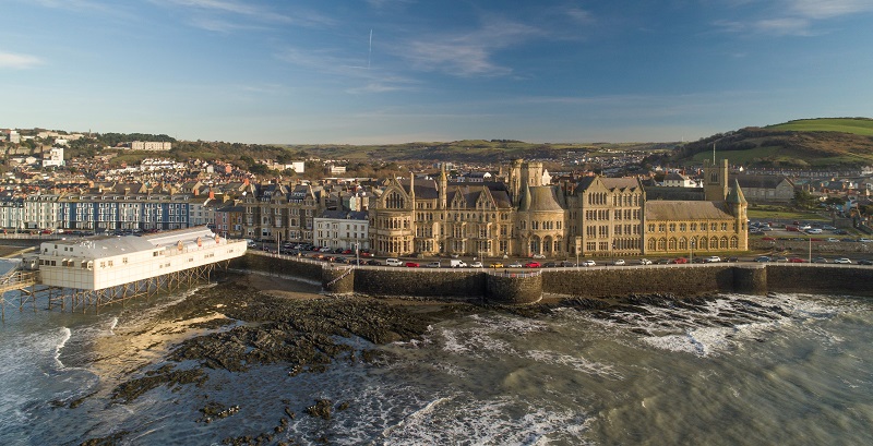 Mae Prifysgol Aberystwyth wedi cyflwyno ceisiadau cynllunio am ganiatad llawn i drawsnewid yr Hen Goleg, adeilad a agorodd ei ddrysau am y tro cyntaf yn 1872 a chartref cyntaf Prifysgol Cymru. Llun: Keith Morris.