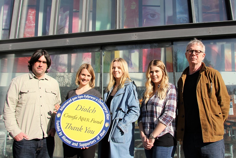 Chwith i’r dde: Dr Greg Bevan, Darlithydd mewn Ffilm a’r Cyfryngau ym Mhrifysgol Aberystwyth; Hayley Goddard, Swyddog Rhoddion Unigol Prifysgol Aberystwyth; y myfyrwyr israddedig Ola Tomkiewicz a Jenny Edwards; a Mr Simon Banham, Pennaeth yr Adran Astudiaethau Theatr, Ffilm a Theledu.