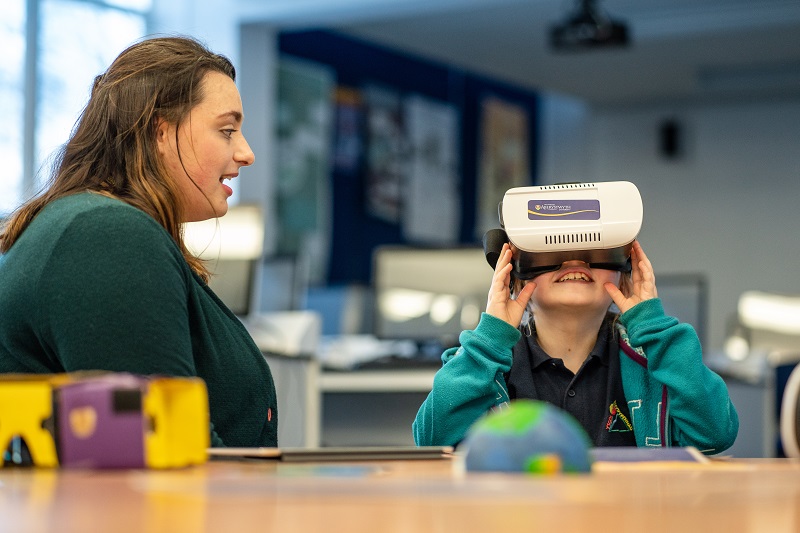 Mae Prifysgol Aberystwyth yn un o bump prifysgol yng Nghymru fydd yn cynnig mentora i ddysgyblion ysgol sy’n astudio’r gwyddorau.