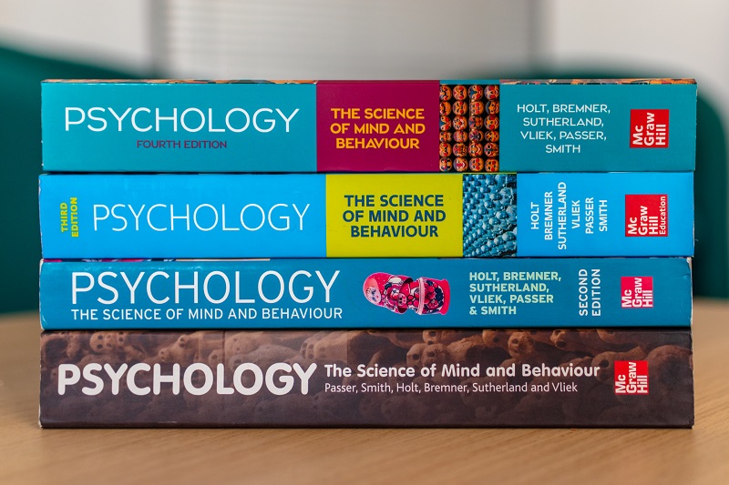 'Psychology: The Science of Mind and Behaviour': y rhifyn cyntaf i'r diweddaraf