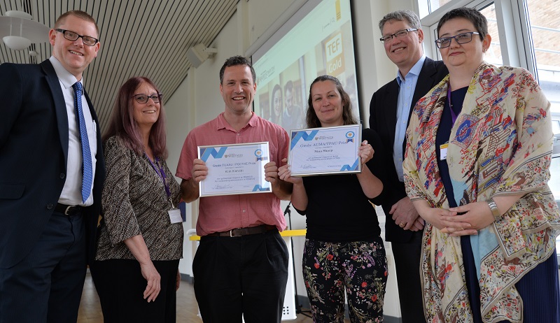 O’r chwith i’r dde: Tim Davies, Cyfarwyddwr Gwasanaethau Gwybodaeth; Mary Jacob, Uned Datblygu Dysgu ac Addysgu; Kim Kenobi enillydd cyflawniad rhagorol yn y Dystysgrif Ôl-raddedig Addysgu mewn Addysg Uwch; Nina Sharp enillydd Gwobr Dysgu i Uwchraddedigion ym Mhrifysgol Aberystwyth; Yr Athro Tim Woods, Dirprwy Is-Ganghellor ac Annette Edwards o’r Uned Datblygu Dysgu ac Addysgu.