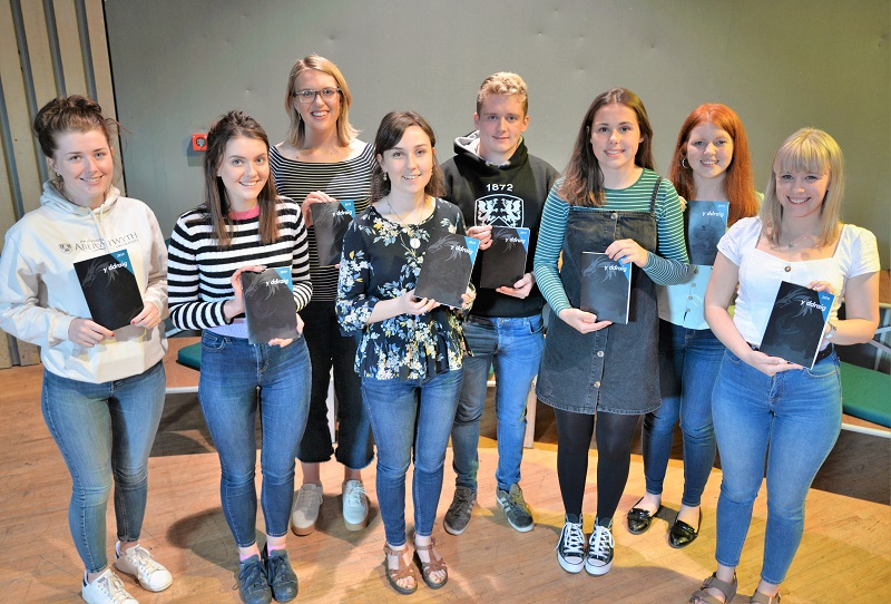 (chwith i’r dde): Aelodau bwrdd golygyddol Y Ddraig 2019: (rhes flaen) Gweno Martin; Nia Ceris Lloyd; Megan Elenid Lewis, a wnaeth lansio’r gyfrol newydd; Non Roberts; Sioned Mair Bowen; (rhes gefn) Elen Haf Roach; Owain Vaughan ac Alaw Mair Jones.