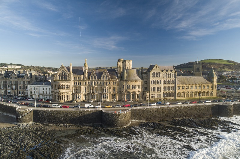Mae Cyngor Sir Ceredigion wedi cymeradwyo cynlluniau Prifysgol Aberystwyth i drawsnewid adeilad iconig yr Hen Goleg, a agorodd ei ddrysau yn 1872 ac a fu’n gartref cyntaf i Brifysgol Cymru. Llun: Keith Morris