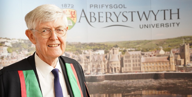 Ian Hopwood, cyn-gynrychiolydd UNICEF a Chymrawd Anrhydeddus Prifysgol Aberystwyth