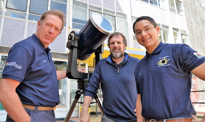 Stephen Fearn, Dr Huw Morgan a Gabriel Muro o Grŵp Ymchwil Ffiseg Cysawd yr Haul ac aelodau o Sherpas y Gwynt Solar