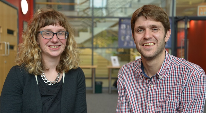 Dr Elin Royles a Dr Huw Lewis, dau o awduron yr adroddiad ‘Hybu ieithoedd rhanbarthol neu leiafrifol mewn oes fyd-eang’.