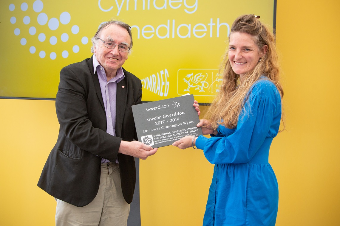 Dr Lowri Cunnington Wynn o Adran y Gyfraith a Throseddeg, Prifysgol Aberystwyth yn derbyn tlws Gwobr Gwerddon