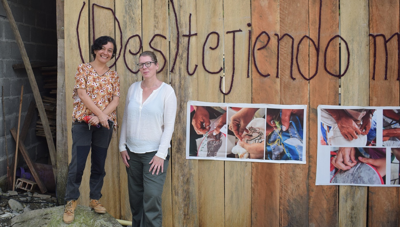 Dr Berit Bliesemann de Guevara o Brifysgol Aberystwyth (dde) a Dr Beatriz Arias o Brifysgol Antioquia.