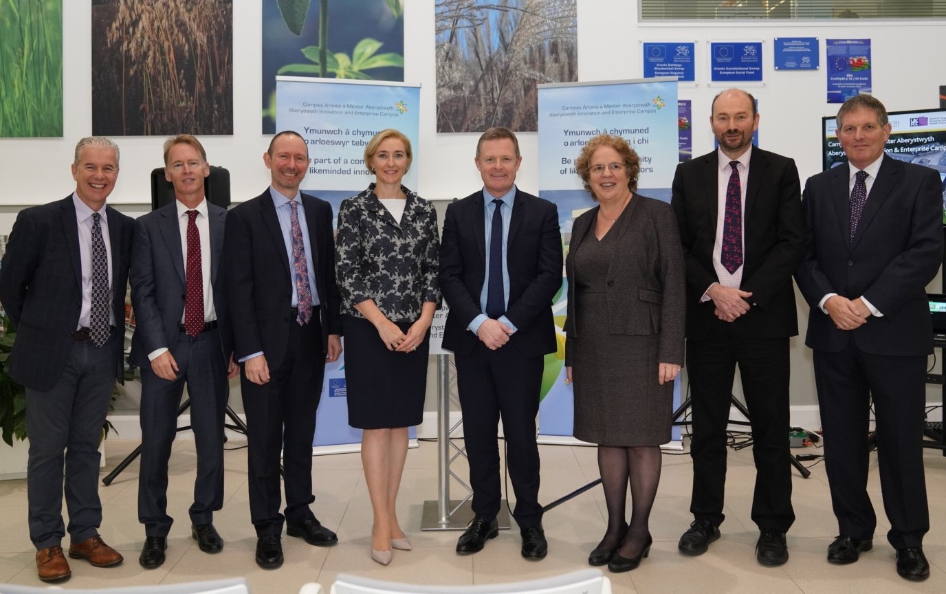 Chwith i’r dde: John Berry, Aelod o Fwrdd ArloesiAber; Dr Emyr Roberts, Cadeirydd Cyngor Prifysgol Aberystwyth; Paul Gemmill, UKRI-BBSRC; Dr Rhian Hayward, Prif Swyddog Gweithredol ArloesiAber; Jeremy Miles AC, Cwnsler Cyffredinol a Gweinidog Brexit Llywodraeth Cymru, Yr Athro Elizabeth Treasure, Is-Ganghellor Prifysgol Aberystwyth; Yr Athro Iain Donnison, Pennaeth IBERS ym Mhrifysgol Aberystwyth; Bill Poll, UKRI-BBSRC yn nodi cwblhau rhan 1 o Gampws Arolesi a Menter Aberystwyth.