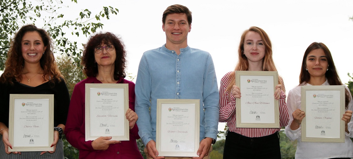 O’r chwith i’r dde: Enillwyr Ysgoloriaeth Peter Hancock 2019 Chiara Faini, Elizabeth Harrison, Wiktor Gawronski, Amy-Anne Williams, a Fatima Orujova.