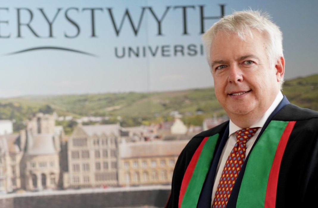 Cyflwynwyd Cyn Brif Weinidog Cymru, Carwyn James, yn Gymrawd Prifysgol Aberystwyth yn ystod Graddio 2019.