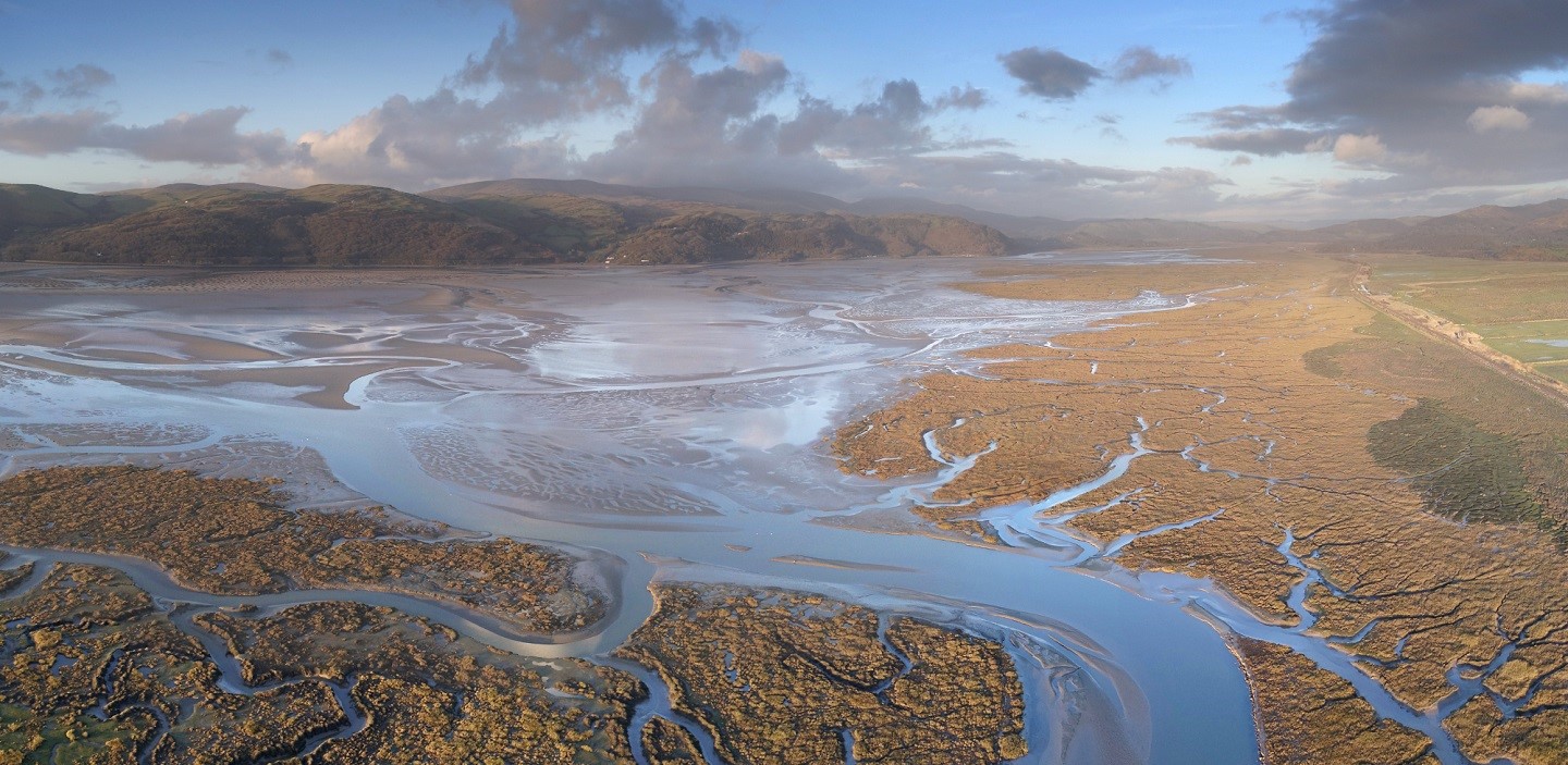 Mae moryd Afon Dyfi yng nghanolbarth Cymru yn gynefin pwysig i adar arfordirol a bydd yn lleoliad allweddol i ymchwilwyr sy'n gweithio ar brosiect ECHOES. Llun gan:  Scott Waby.