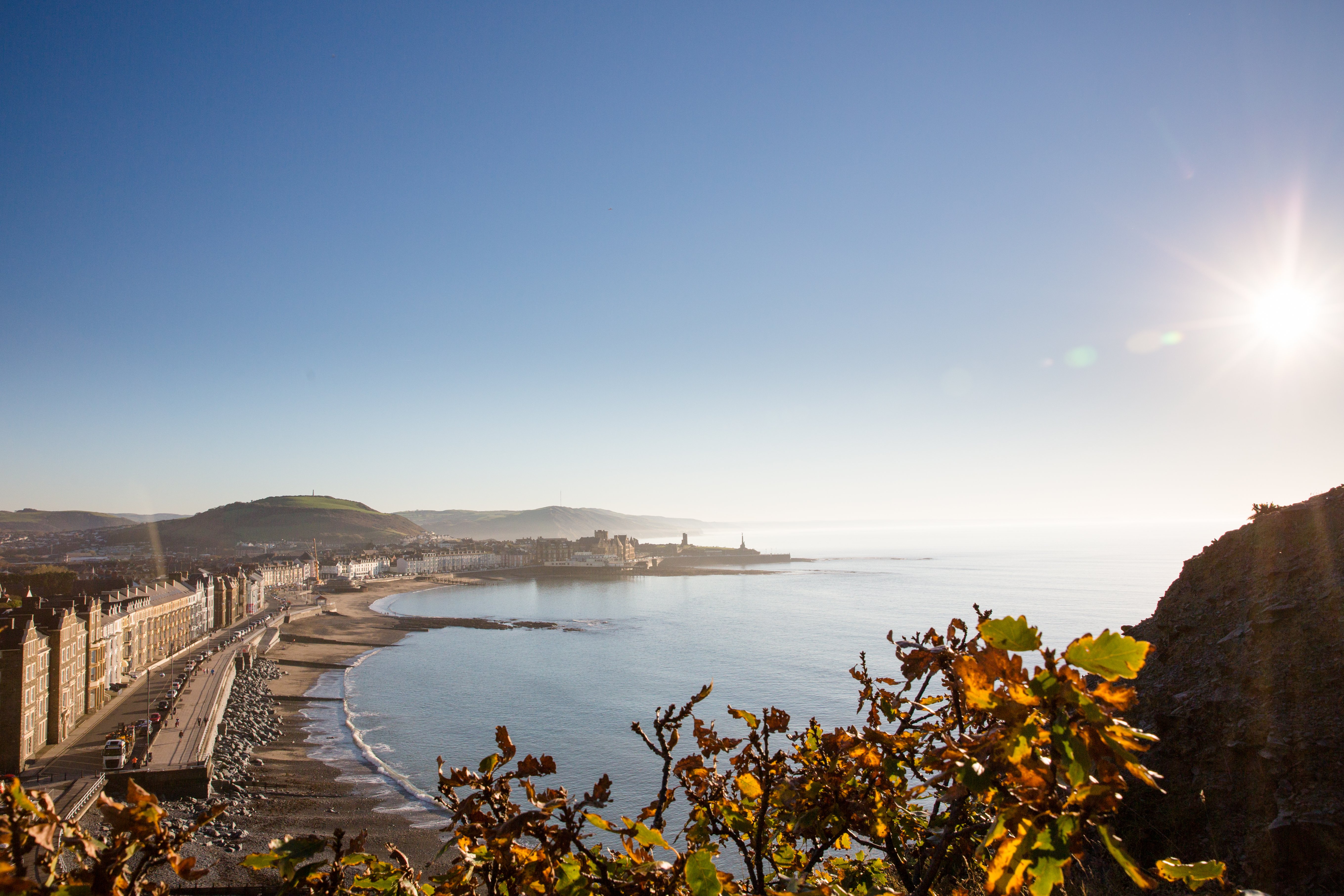 Golygfa dros y traeth yn Aberystwyth