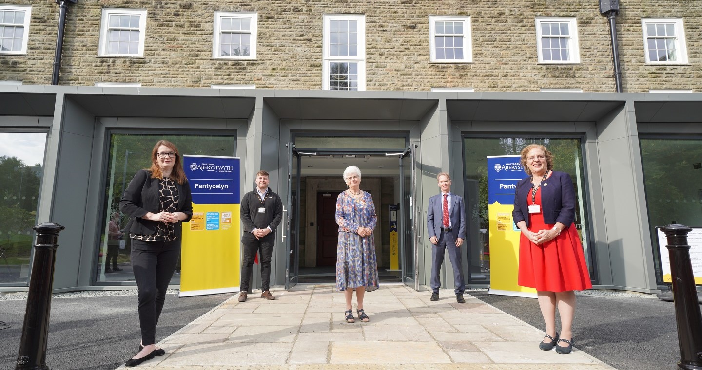 Chwith i’r Dde: Gweinidog Addysg Llywodraeth Cymru, Kirsty Williams AS; Moc Lewis, Llywyd UMCA; Gwerfyl Pierce Jones, cyn-Cadeirydd Bwrdd Proseict Pantycelyn; Dr Emyr Roberts, Cadeirydd Cyngor Prifysgol Aberystwyth a’r Athro Elizabeth Treasure, Is-Ganghellor Prifysgol Aberystwyth yn nodi ail agor Neuadd Pantycelyn ddydd Gwener 18 2020.