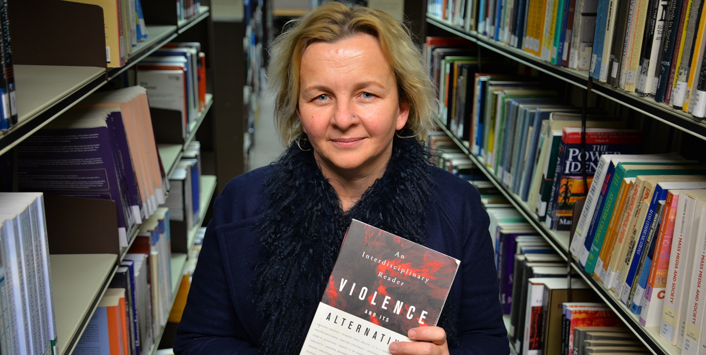 Sarah Wydall yw Prif Ymchwilydd prosiect ymchwil Dewis Choice, sydd wedi’i leoli yn y Ganolfan Oedran, Rhyw a Chyfiawnder Cymdeithasol yn Adran y Gyfraith a Throseddeg Prifysgol Aberystwyth.