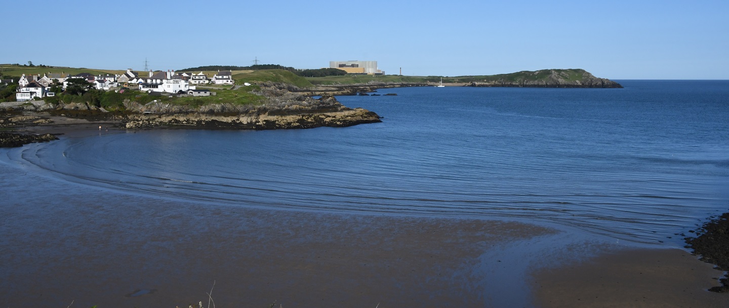 Cafodd ansawdd dŵr ymdrochi ym Mae Cemaes ei raddio’n ‘dda’ yn dilyn rhoi ar waith fodel a ddatblygwyd gan Brifysgol Aberystwyth.