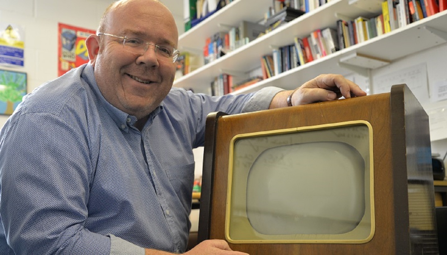 Dr Jamie Medhurst, Cyd-Gyfarwyddwr Canolfan Hanes y Cyfryngau, Prifysgol Aberystwyth a Darllenydd mewn Cyfryngau a Chyfathrebu yn yr Adran Astudiaethau Theatr, Ffilm a Theledu