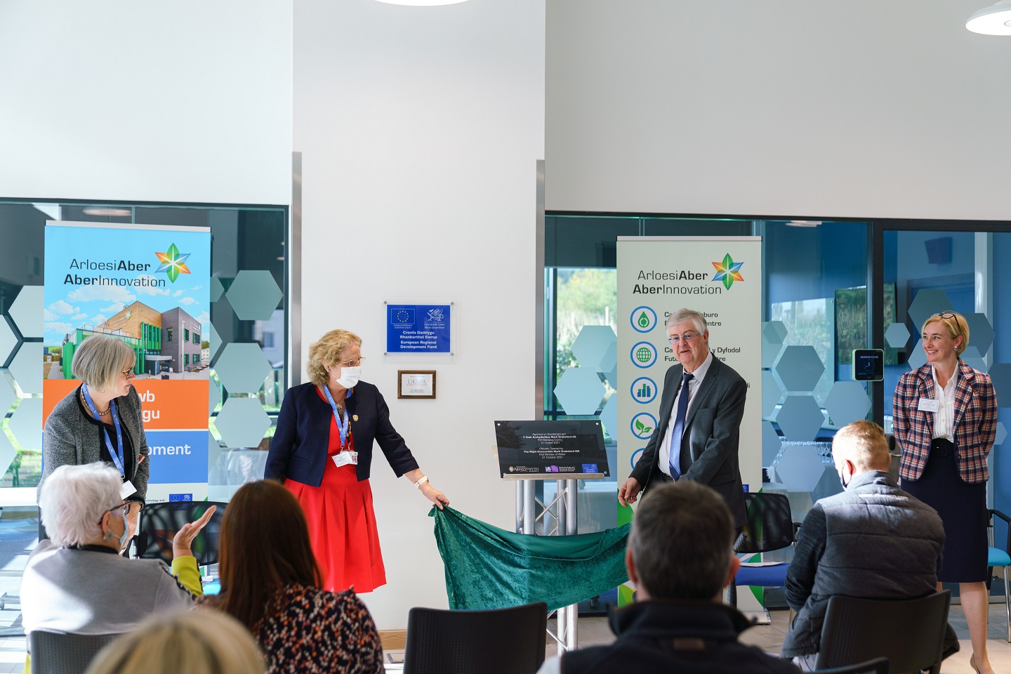 O'r chwith i'r dde: yr Athro Melanie Welham, y Gwir Anrhydeddus Mark Drakeford AS, Prif Weinidog Cymru, Dr Rhian Hayward MBE, yr Athro Elizabeth Treasure