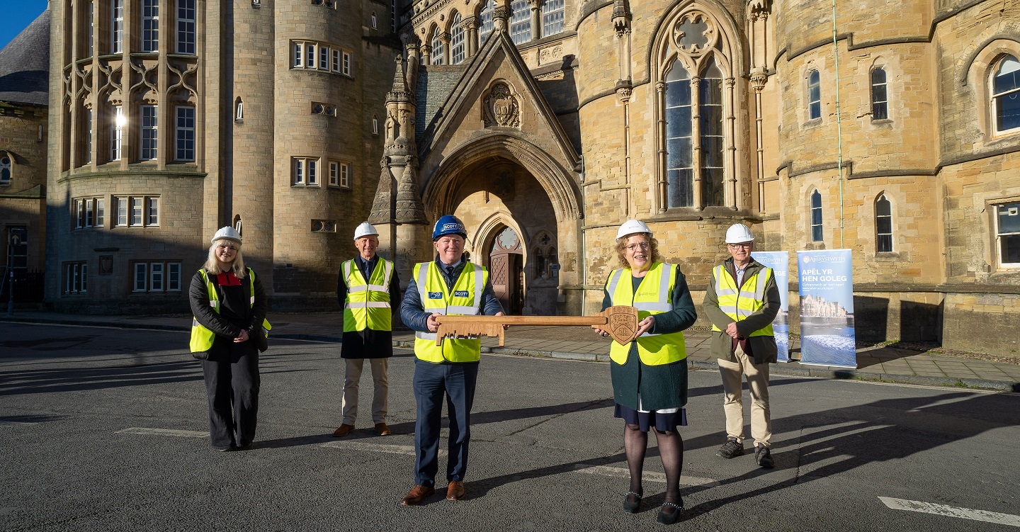 Cyflwyno allwedd yr Hen Goleg: Yr Athro Elizabeth Treasure yn cyflywno allwedd yr Hen Goleg i Mark Bowen o Andrew Scott Cyf, yng nghwmni Rachel Barwise o Undeb Myfyrwyr Prifysgol Aberystwyth, Stephen Lawrence Cyn-Lywydd Cymdeithas Cynfyfyrwyr Prifysgol Aberystwyth a Jim O’Rourke, Rheolwr Prosiect yr Hen Goleg (ar y dde).