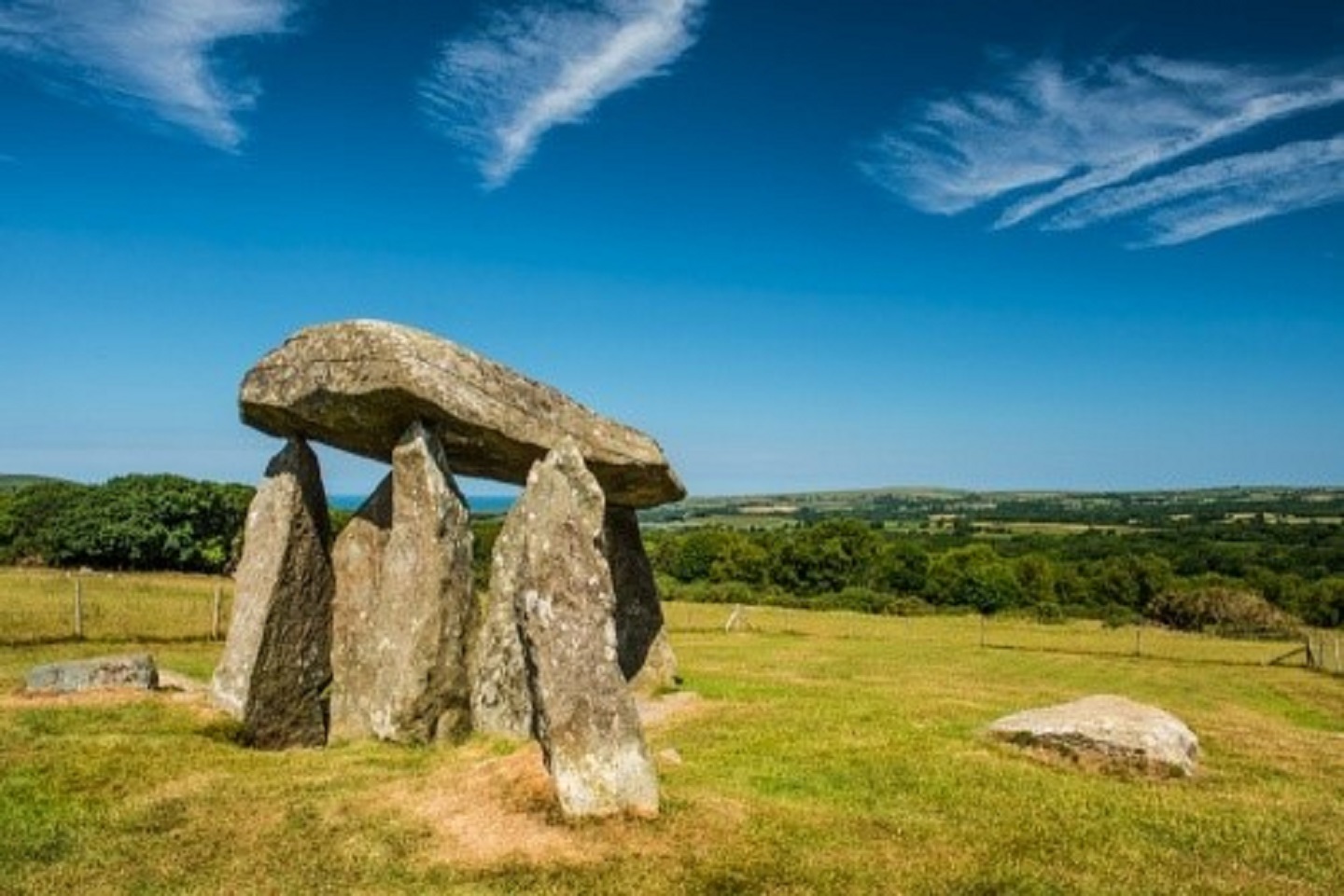 Cromlech Pentre Ifan ym mynyddoedd y Preseli, un o bedair ardal arfordirol sydd yn rhan o’r prosiect Ucheldiroedd Arfordirol: Treftadaeth a Thwristiaeth.