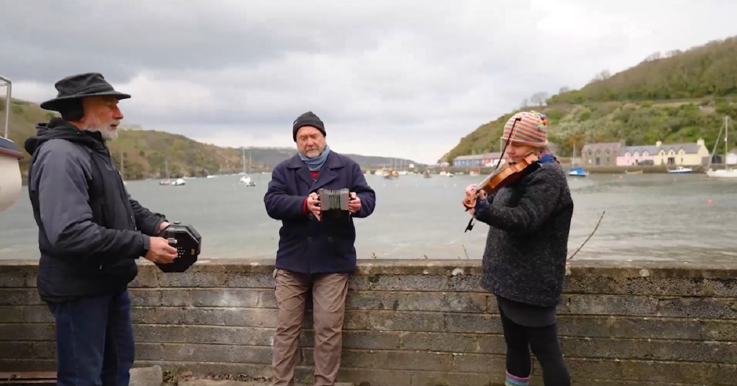 Y cerddor Gary Jones yn Abergwaun