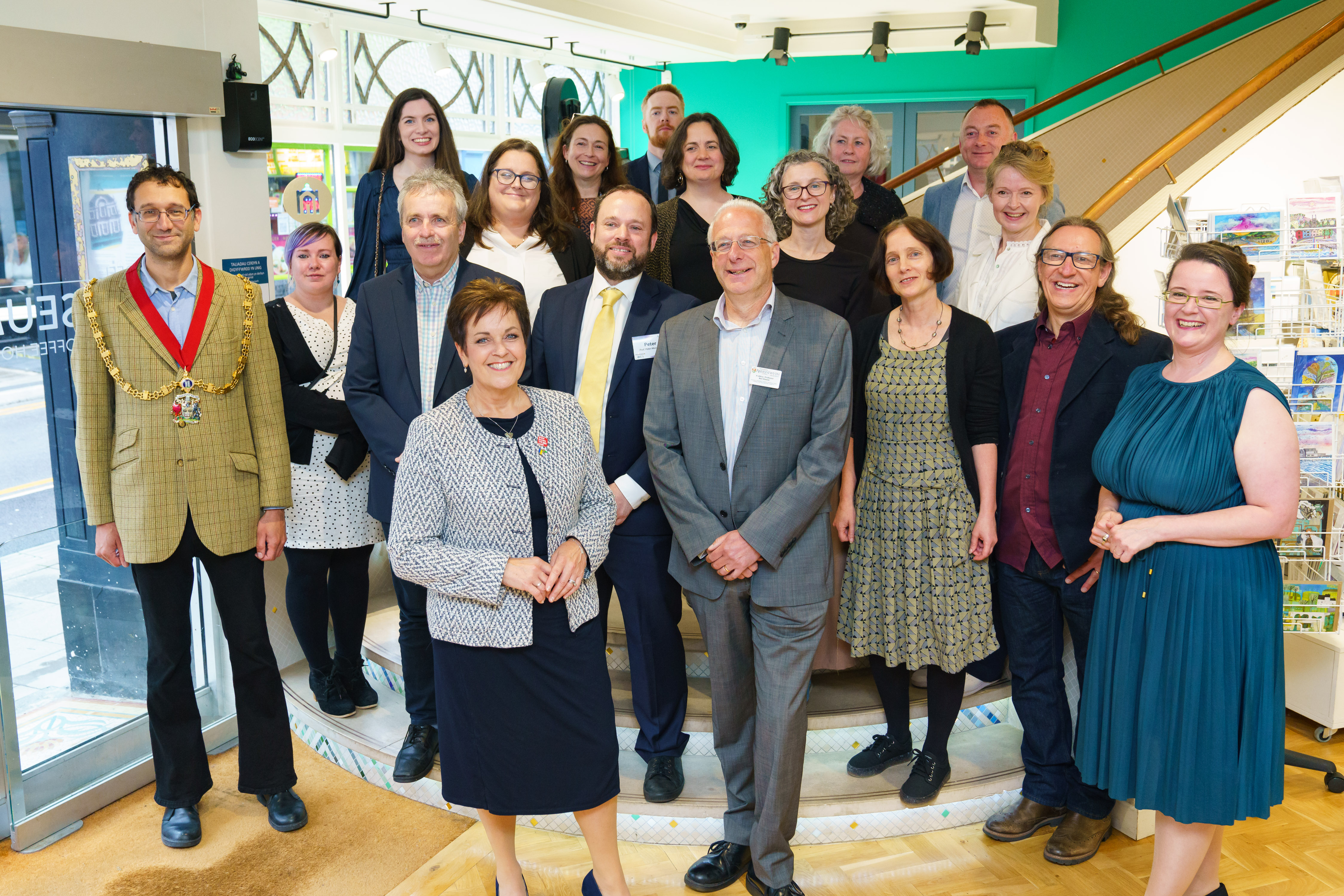 Arweinwyr y prosiect ac urddaswyr yn nangosiad cyntaf y ffilm, gan gynnwys o’r chwith i’r dde Maer Aberystwyth Talat Chaudhri, Dirprwy Weinidog y Celfyddydau a Chwaraeon, Dawn Bowden AS, Dirprwy Is-Ganghellor Cyfadran y Gwyddorau Daear a Bywyd yr Athro Neil Glasser a Dr Rita Singer, Cydlynydd y Prosiect (Credyd: Vince Jones, Whole Picture)