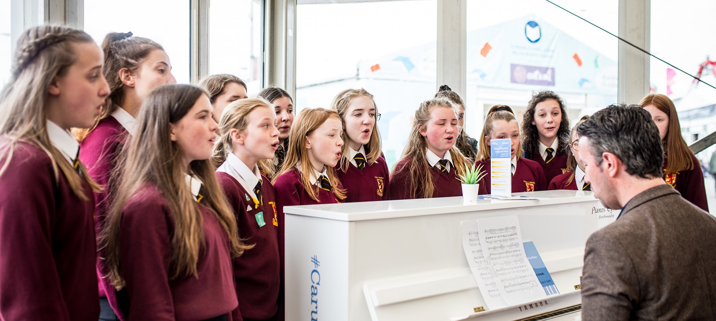 Coch, nid gwyn, fydd lliw'r piano ar stondin Prifysgol Aberystwyth ar faes Eisteddfod yr Urdd Dinbych