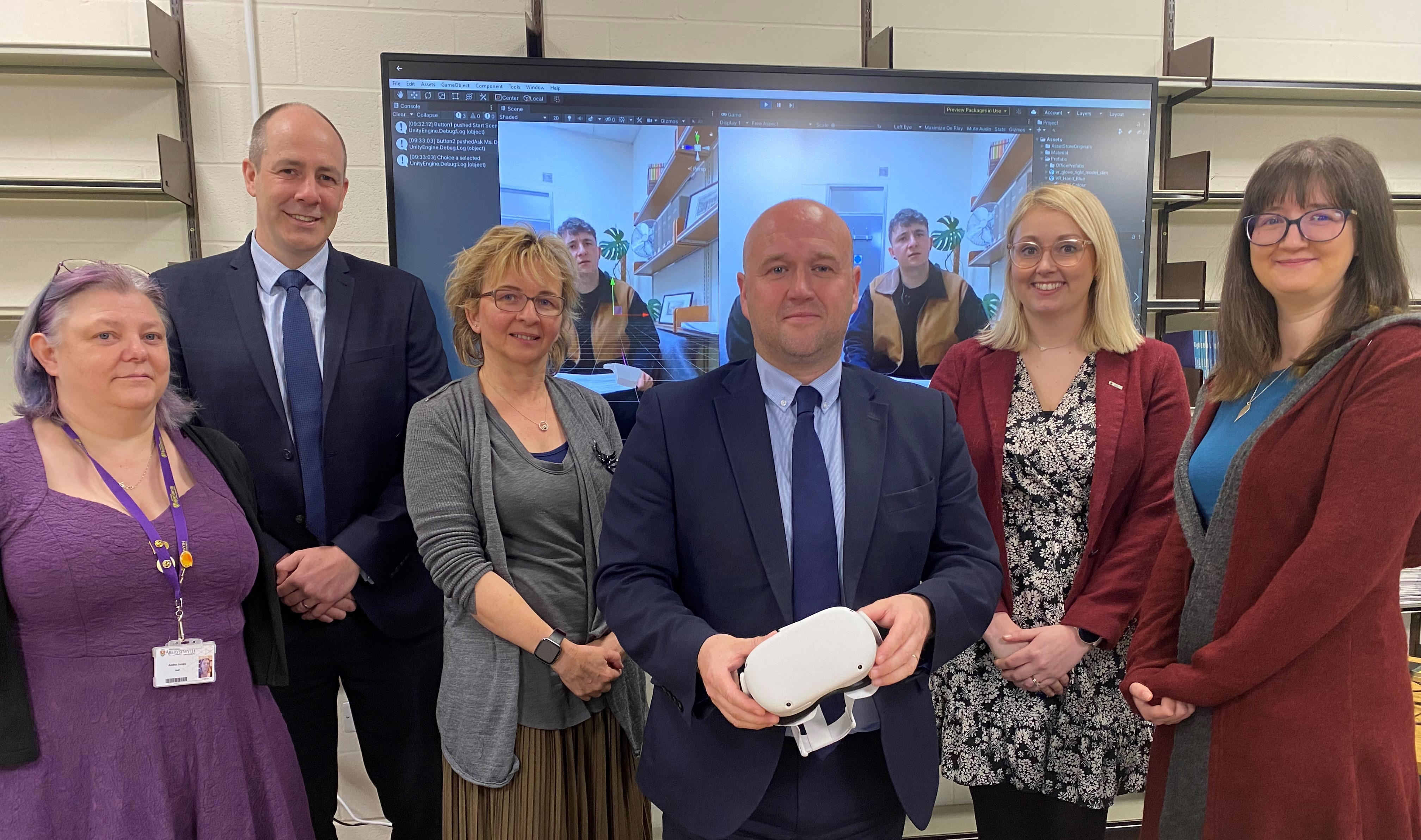 Chwith i’r dde: Andra Jones, Adran Cyfrifiadureg am Prifysgol Aberystwyth; Y Ditectif Prif Arolygydd Richard Yelland, Heddlu Dyfed-Powys; Sarah Wydall, Dewis am Prifysgol Aberystwyth; Dafydd Llywelyn, Comisiynydd Heddlu a Throseddu Dyfed-Powys; Rebecca Zerk, Dewis am Prifysgol Aberystwyth; Dr Helen Miles, Adran Cyfrifiadureg am Prifysgol Aberystwyth.