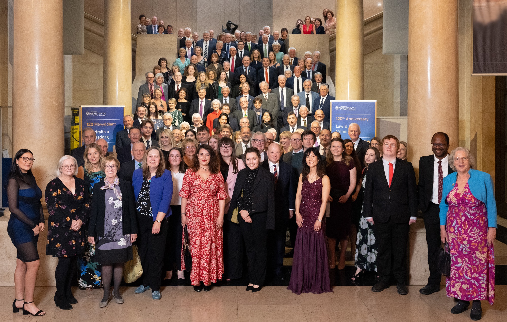 Cyn-fyfyrwyr, staff, myfyrwyr a gwesteion arbennig yn y digwyddiad i ddathlu 120 mlynedd o addysgu’r gyfraith ym Mhrifysgol Aberystwyth a gynhaliwyd yn Amgueddfa Cymru yng Nghaerdydd ddydd Gwener 10 Mehefin 2022