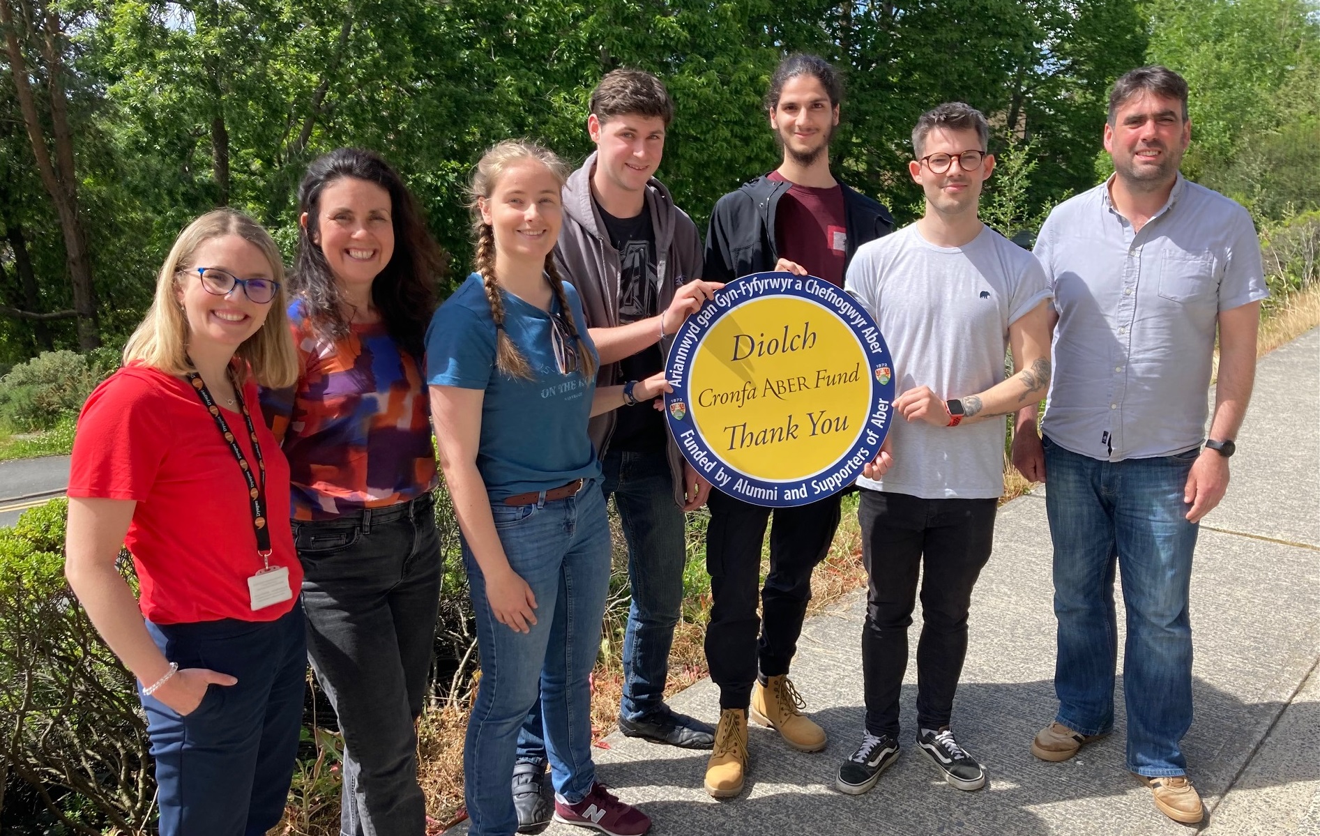 Chwith i’r dde: Hayley Goddard, Rheolwr Cyswllt Alumni ym Prifysgol Aberystwyth; Dr Kate Woodward, Darlithydd Mewn Astudiaethau Ffilm ym Prifysgol Aberystwyth; myfyrwyr Molly Clarke, Sam Aitken, Tayjib Kerstan, a Tom Bow; a Dr Greg Bevan, Uwch Ddarlithydd mewn Ymarfer Ffilm ym Prifysgol Aberystwyth