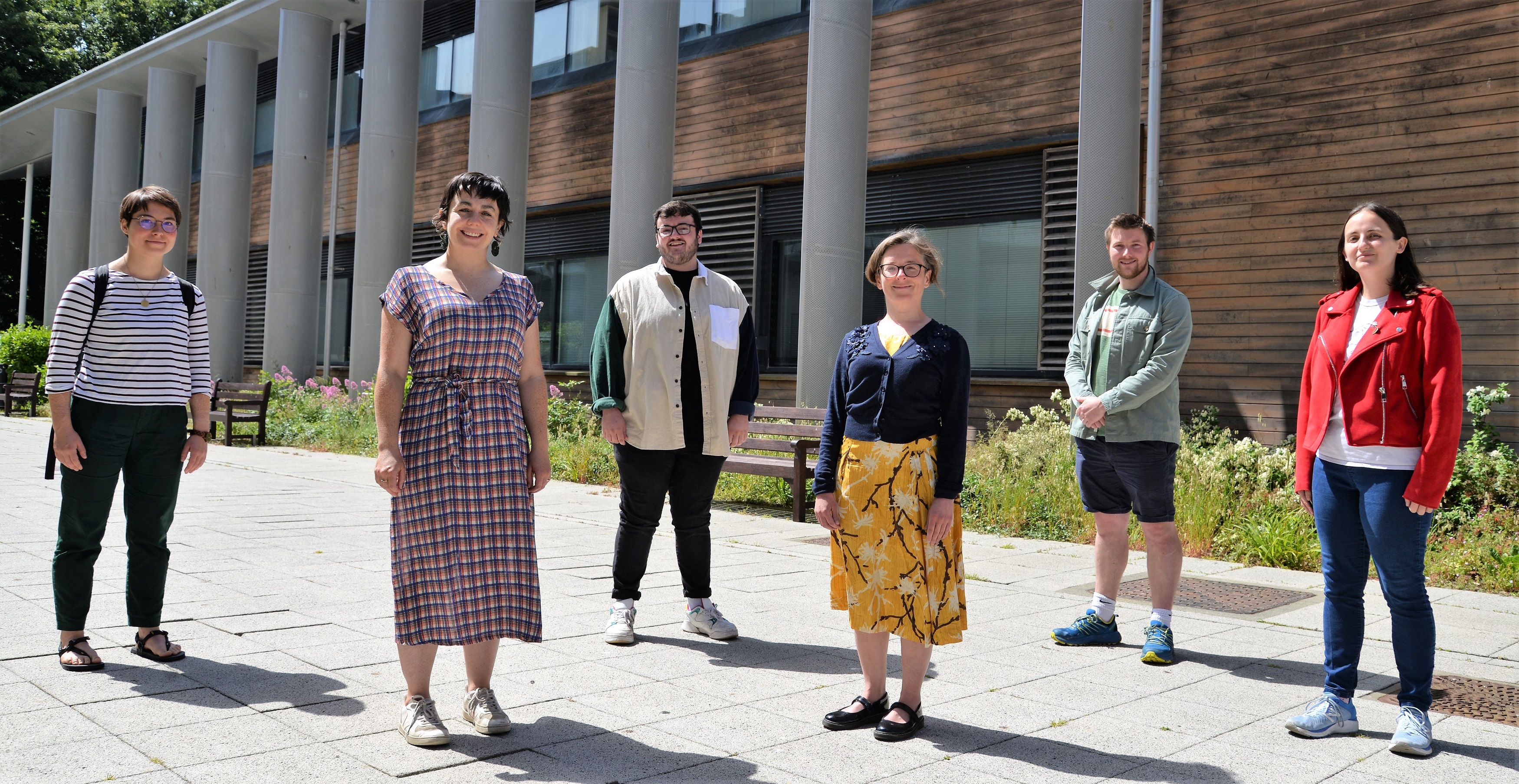 O’r chwith i’r dde: Leonie Schwede, Adran y Gyfraith a Throseddeg; Rhiannon Williams, hwylusydd; Dr Catrin Fflûr Huws, Adran y Gyfraith a Throseddeg; William Kingshott, actor a fu’n chwarae rhan yr hawlydd; Owain Rhys James, bargyfreithiwr; a Non Humphries, myfyrwraig PhD