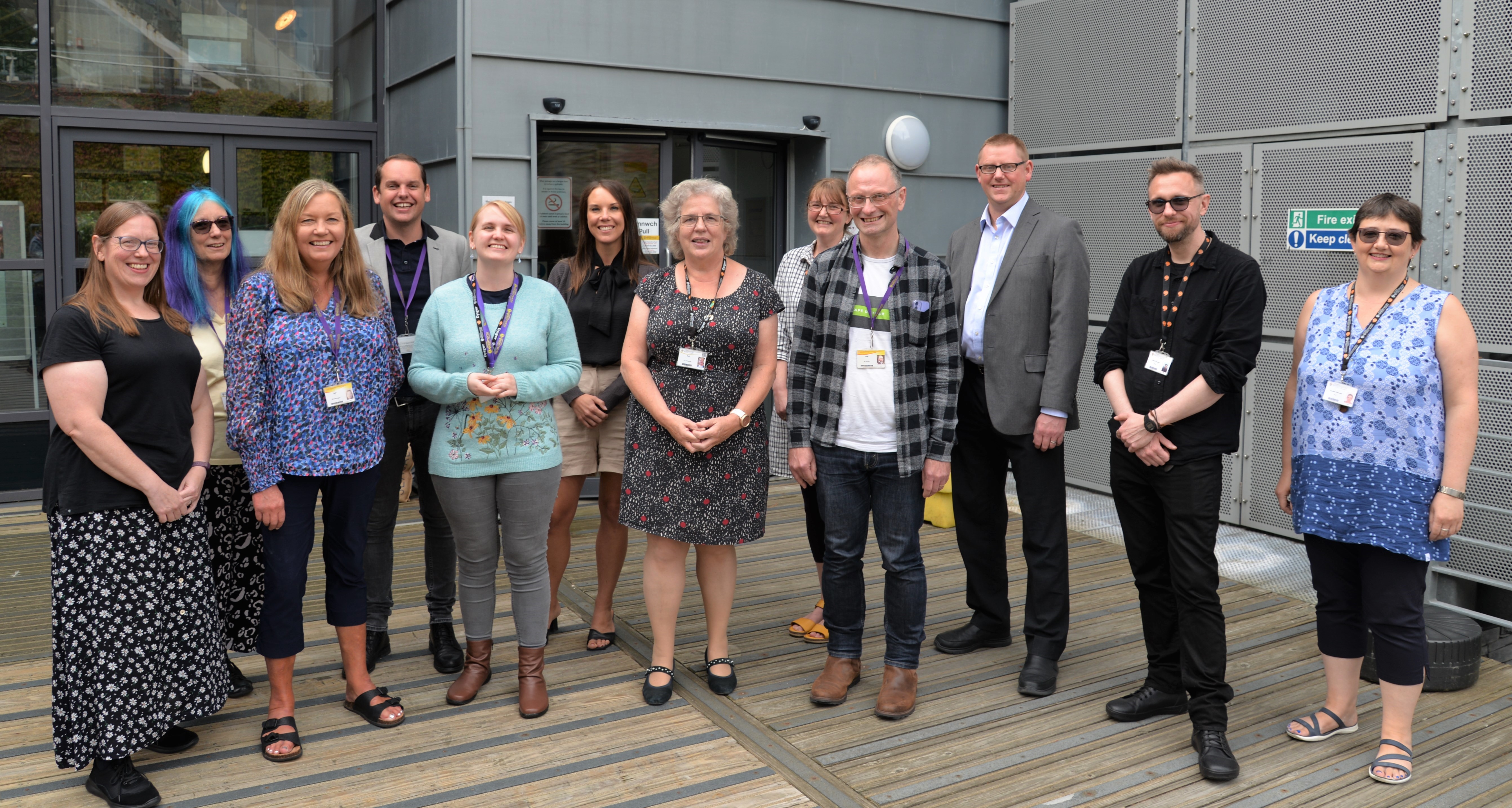 Is-Ganghellor Prifysgol Aberystwyth, yr Athro Elizabeth Treasure (canol) gyda threfnwyr a mynychwyr Cynhadledd Dysgu ac Addysgu Prifysgol Aberystwyth 2022