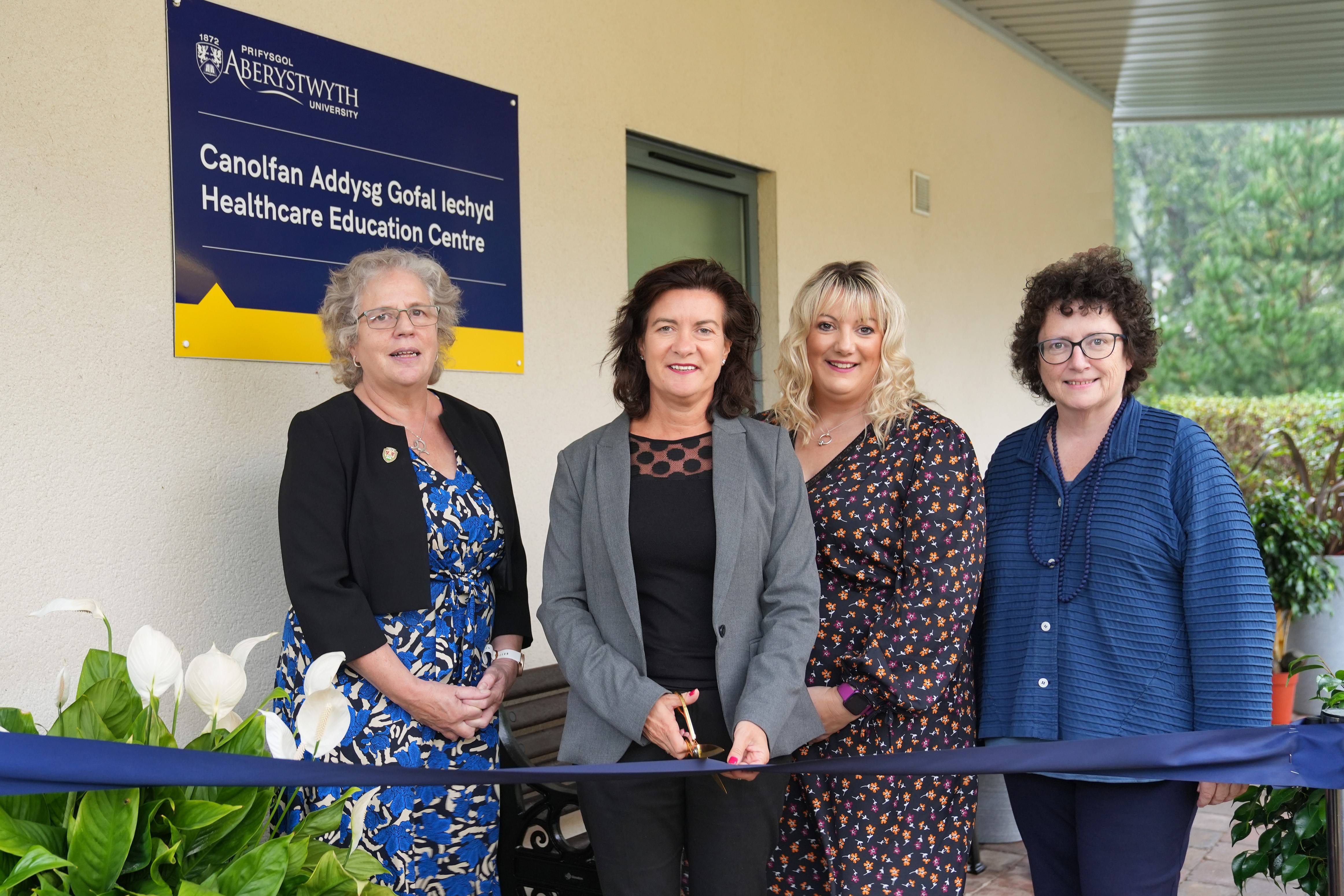 Yr Is-Ganghellor yr Athro Elizabeth Treasure, Gweinidog Iechyd Eluned Morgan AS, Pennaeth Addysg Gofal Iechyd Amanda Jones, ac Elin Jones AS yn agor y Ganolfan Addysg Gofal Iechyd