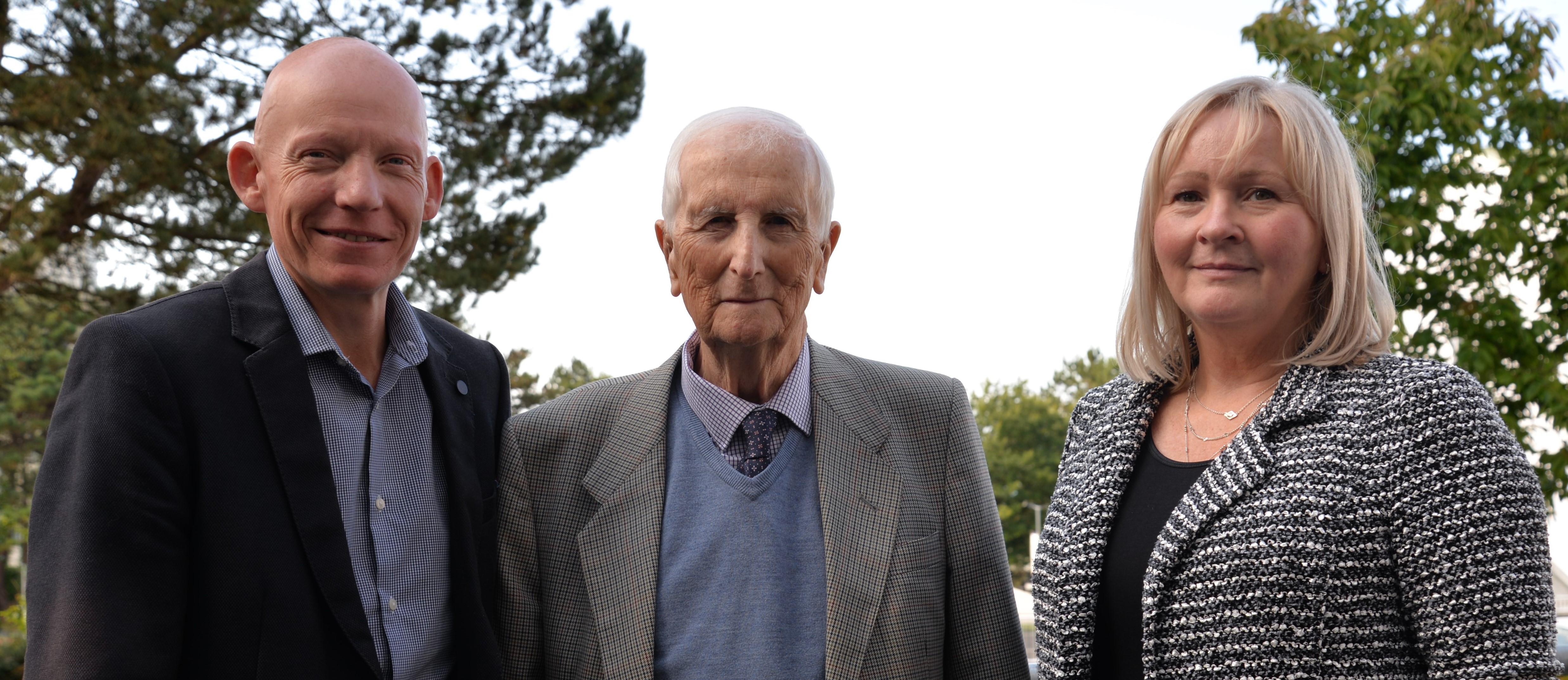 Mr Francis Glynne Jones gyda'r Dr Rhodri Llwyd Morgan, Cyfarwyddwr y Gymraeg a Chysylltiadau Allanol Prifysgol Aberystwyth a Manon Rogers, Swyddog Apêl Swyddfa Datblygu a Chysylltiadau Alumni y Brifysgol.