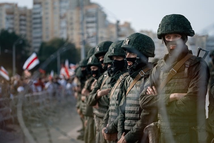 Heddlu terfysg yn rhwystro'r ffordd i brotestwyr yn Minsk, Belarws, Awst 2020. Llun: iVazoUSky/Shutterstock