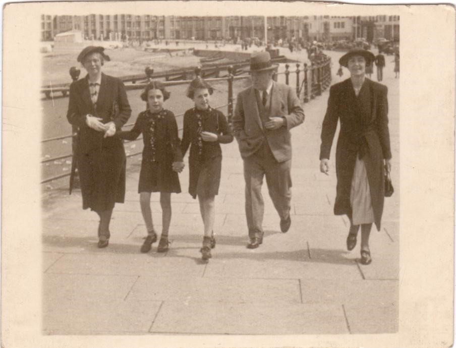 Evelyn a Marion Porak yn cerdded ar y prom yn Aberystwyth yn 1939. Roedd y ddwy chwaer wedi ffoi o’r Almaen gyda’u mam ddechrau 1939, gan aros gyda theulu yn Aberystwyth cyn mudo i’r Unol Daleithiau yn 1947. Llun: Brian Pinsent.